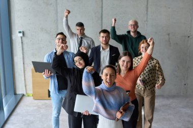 Çeşitli iş adamlarından oluşan bir ekip modern bir ofiste başarılarını coşkuyla kutluyor, amaçlarına ulaştıktan sonra zafer ve birlik içinde olduklarını ifade ediyorlar.. 
