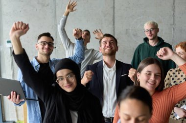 Çeşitli iş adamlarından oluşan bir ekip modern bir ofiste başarılarını coşkuyla kutluyor, amaçlarına ulaştıktan sonra zafer ve birlik içinde olduklarını ifade ediyorlar.. 