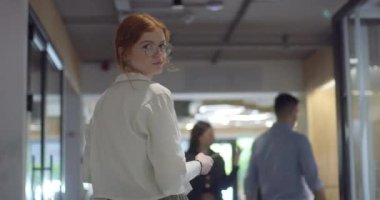  Çeşitli meslekdaşlardan oluşan bir grup, takım çalışması, üretkenlik ve dinamik bir şirket ortamını örnek alarak, modern bir ofiste çeşitli iş görevlerini birlikte ve verimli bir şekilde yerine getiriyor.