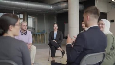 Bir grup genç girişimci, büyük bir şirketin modern sınırları içinde kurumsal zorlukları ve yenilikçi çözümleri tartışmak üzere toplandı.. 