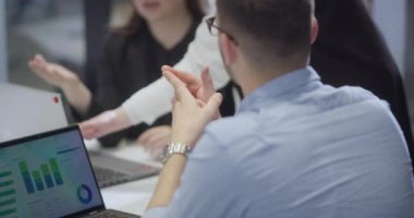  Çeşitli meslekdaşlardan oluşan bir grup, takım çalışması, üretkenlik ve dinamik bir şirket ortamını örnek alarak, modern bir ofiste çeşitli iş görevlerini birlikte ve verimli bir şekilde yerine getiriyor.