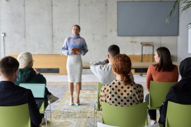 İş arkadaşlarıyla bir toplantıya rehberlik eden bir iş kadını lideri, iş sorunları, pazarlama stratejileri ve büyüme ve başarı için yeni planlar tartışıyor.. 