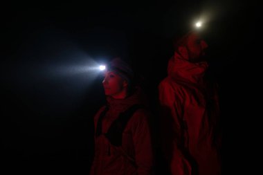 Patika koşucuları, sabahın erken saatlerinde bir far ile koşuya hazırlanırken portre çizerler..