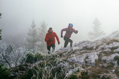 Dağ yolunda koşan bir çiftin izini sürüyorum. Bir çift sabahın erken saatlerinde kros koşusu yapıyor..