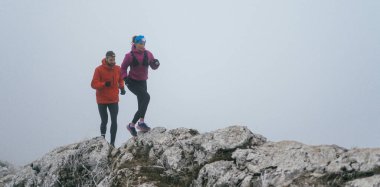 Dağ yolunda koşan bir çiftin izini sürüyorum. Bir çift sabahın erken saatlerinde kros koşusu yapıyor..