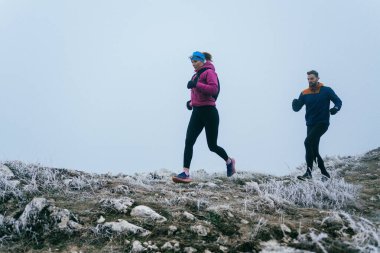 Dağ yolunda koşan bir çiftin izini sürüyorum. Bir çift sabahın erken saatlerinde kros koşusu yapıyor..