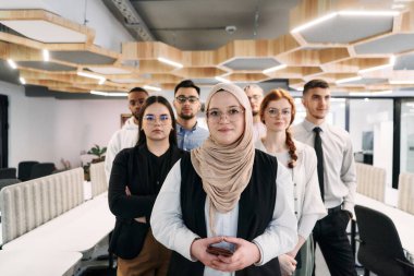 Bir grup iş adamı bir arada duruyor, yoğun iş günlerine hak ettikleri kadar ara veriyorlar, dostluklarını, takım çalışmalarını sergiliyorlar, ve dinamik işyerlerinde biraz dinleniyorlar.