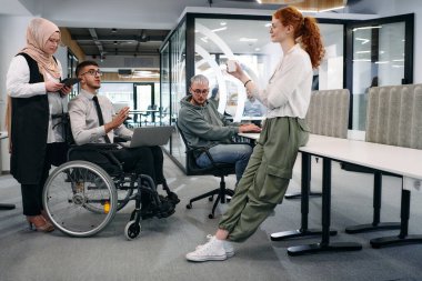 Bir girişim alanında beyin fırtınası yapan genç iş adamları grubu iş projelerini, yatırımları ve sorunların çözümünü tartışıyor.