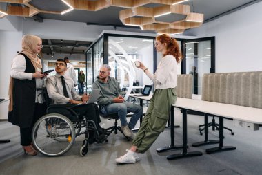 Bir girişim alanında beyin fırtınası yapan genç iş adamları grubu iş projelerini, yatırımları ve sorunların çözümünü tartışıyor.