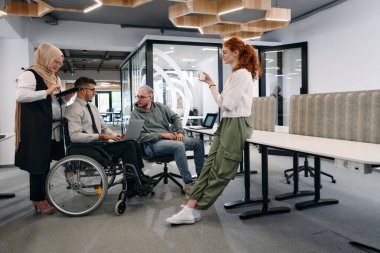 Bir girişim alanında beyin fırtınası yapan genç iş adamları grubu iş projelerini, yatırımları ve sorunların çözümünü tartışıyor.