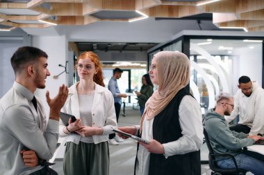 Bir girişim alanında beyin fırtınası yapan genç iş adamları grubu iş projelerini, yatırımları ve sorunların çözümünü tartışıyor.