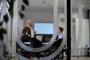 Çeşitli iş adamları, sanal gözlük takan, gelecekteki çalışma alanlarında yenilik ve yaratıcılık sergileyen yeni bir sanal gerçeklik teknolojisini dener ve denerler..