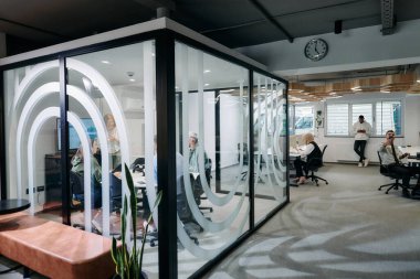 Çeşitli iş adamları, sanal gözlük takan, gelecekteki çalışma alanlarında yenilik ve yaratıcılık sergileyen yeni bir sanal gerçeklik teknolojisini dener ve denerler..