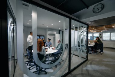 Çeşitli iş adamları, sanal gözlük takan, gelecekteki çalışma alanlarında yenilik ve yaratıcılık sergileyen yeni bir sanal gerçeklik teknolojisini dener ve denerler..