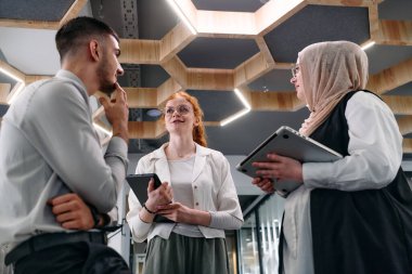 Bir girişim alanında beyin fırtınası yapan genç iş adamları grubu iş projelerini, yatırımları ve sorunların çözümünü tartışıyor.