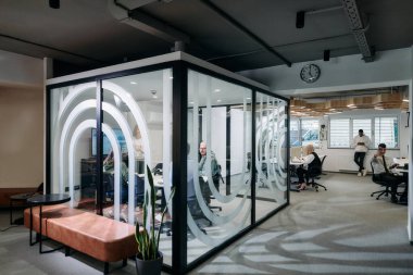 Çeşitli iş adamları, sanal gözlük takan, gelecekteki çalışma alanlarında yenilik ve yaratıcılık sergileyen yeni bir sanal gerçeklik teknolojisini dener ve denerler..