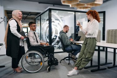 Bir girişim alanında beyin fırtınası yapan genç iş adamları grubu iş projelerini, yatırımları ve sorunların çözümünü tartışıyor.