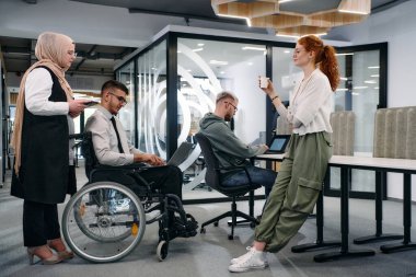 Bir girişim alanında beyin fırtınası yapan genç iş adamları grubu iş projelerini, yatırımları ve sorunların çözümünü tartışıyor.