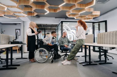 Bir girişim alanında beyin fırtınası yapan genç iş adamları grubu iş projelerini, yatırımları ve sorunların çözümünü tartışıyor.