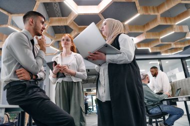 Bir girişim alanında beyin fırtınası yapan genç iş adamları grubu iş projelerini, yatırımları ve sorunların çözümünü tartışıyor.