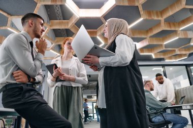 Bir girişim alanında beyin fırtınası yapan genç iş adamları grubu iş projelerini, yatırımları ve sorunların çözümünü tartışıyor.