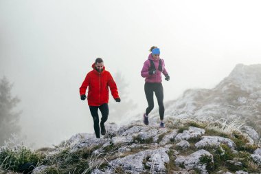 Dağ yolunda koşan bir çiftin izini sürüyorum. Bir çift sabahın erken saatlerinde kros koşusu yapıyor..