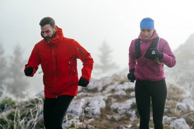 Dağ yolunda koşan bir çiftin izini sürüyorum. Bir çift sabahın erken saatlerinde kros koşusu yapıyor..