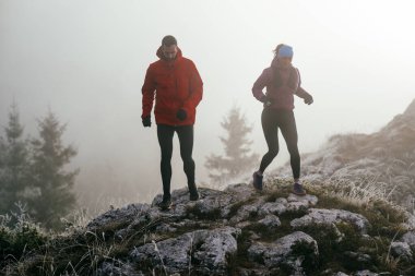 Dağ yolunda koşan bir çiftin izini sürüyorum. Bir çift sabahın erken saatlerinde kros koşusu yapıyor..