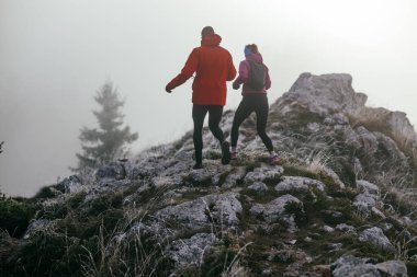 Dağ yolunda koşan bir çiftin izini sürüyorum. Bir çift sabahın erken saatlerinde kros koşusu yapıyor..