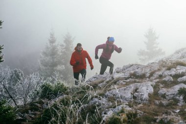 Dağ yolunda koşan bir çiftin izini sürüyorum. Bir çift sabahın erken saatlerinde kros koşusu yapıyor..