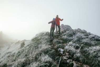 Dağ yolunda koşan bir çiftin izini sürüyorum. Bir çift sabahın erken saatlerinde kros koşusu yapıyor..
