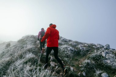 Dağ yolunda koşan bir çiftin izini sürüyorum. Bir çift sabahın erken saatlerinde kros koşusu yapıyor..