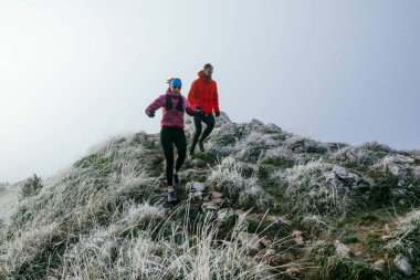 Dağ yolunda koşan bir çiftin izini sürüyorum. Bir çift sabahın erken saatlerinde kros koşusu yapıyor..