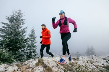Dağ yolunda koşan bir çiftin izini sürüyorum. Bir çift sabahın erken saatlerinde kros koşusu yapıyor..