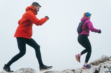 Dağ yolunda koşan bir çiftin izini sürüyorum. Bir çift sabahın erken saatlerinde kros koşusu yapıyor..
