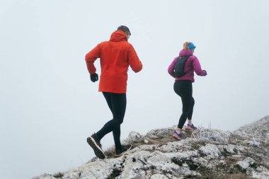 Dağ yolunda koşan bir çiftin izini sürüyorum. Bir çift sabahın erken saatlerinde kros koşusu yapıyor..