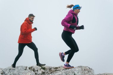 Dağ yolunda koşan bir çiftin izini sürüyorum. Bir çift sabahın erken saatlerinde kros koşusu yapıyor..