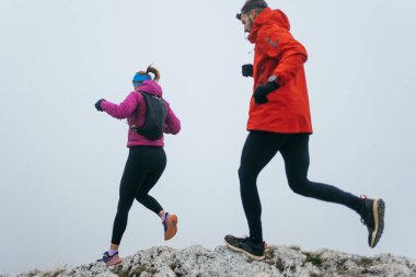 Dağ yolunda koşan bir çiftin izini sürüyorum. Bir çift sabahın erken saatlerinde kros koşusu yapıyor..