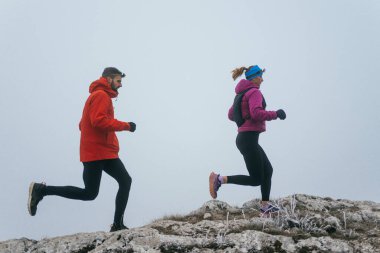 Dağ yolunda koşan bir çiftin izini sürüyorum. Bir çift sabahın erken saatlerinde kros koşusu yapıyor..