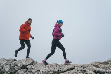Dağ yolunda koşan bir çiftin izini sürüyorum. Bir çift sabahın erken saatlerinde kros koşusu yapıyor..