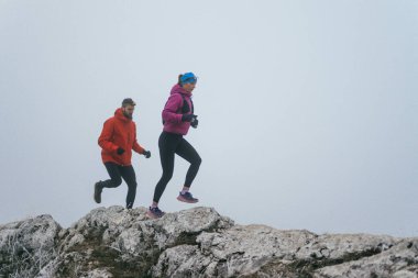 Dağ yolunda koşan bir çiftin izini sürüyorum. Bir çift sabahın erken saatlerinde kros koşusu yapıyor..