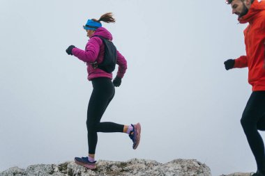 Dağ yolunda koşan bir çiftin izini sürüyorum. Bir çift sabahın erken saatlerinde kros koşusu yapıyor..