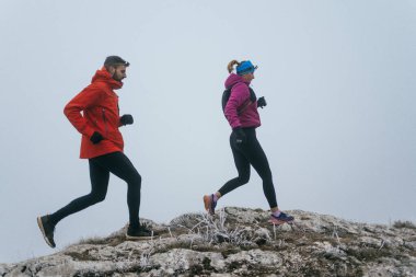 Dağ yolunda koşan bir çiftin izini sürüyorum. Bir çift sabahın erken saatlerinde kros koşusu yapıyor..