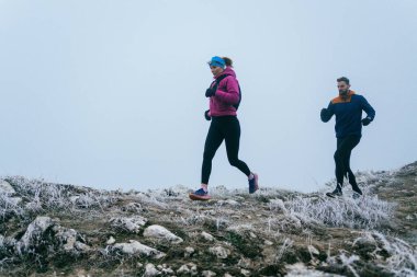 Dağ yolunda koşan bir çiftin izini sürüyorum. Bir çift sabahın erken saatlerinde kros koşusu yapıyor..