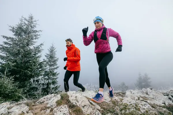 Dağ yolunda koşan bir çiftin izini sürüyorum. Bir çift sabahın erken saatlerinde kros koşusu yapıyor..