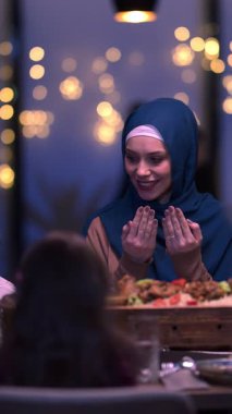 Avrupa 'da çeşitli bir İslamcı aile iftarın Ramazan ayında oruç tutması, kültürel uyum ve birliğin Ortadoğu mutfağı, sıcak aydınlatma, Kurban Bayramı dua saati üzerine toplandı.