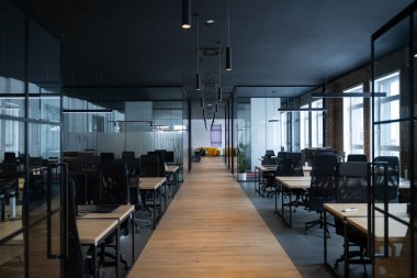 Modern iş, cam duvarlı yeni ofis, açık ve geniş çalışma alanı, yaratıcılığı, işbirliği ve ticareti destekleyen dinamik bir atmosferi teşvik eden modern ve yenilikçi bir atmosfer yayar.