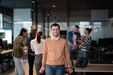 Modern bir ofiste birlikte çalışan başarılı bir iş adamı. Yöneticiler ve çalışanlar işbirliği yapar, beyin fırtınası ve gösteri takım çalışması, liderlik ve yenilik özgüvenli, dinamik