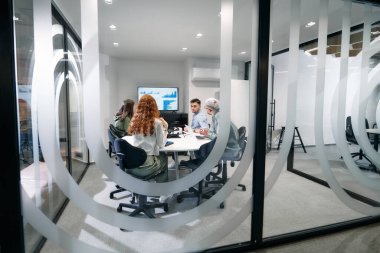 Çeşitli iş adamları, sanal gözlük takan, gelecekteki çalışma alanlarında yenilik ve yaratıcılık sergileyen yeni bir sanal gerçeklik teknolojisini dener ve denerler..