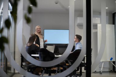 Çeşitli iş adamları, sanal gözlük takan, gelecekteki çalışma alanlarında yenilik ve yaratıcılık sergileyen yeni bir sanal gerçeklik teknolojisini dener ve denerler..